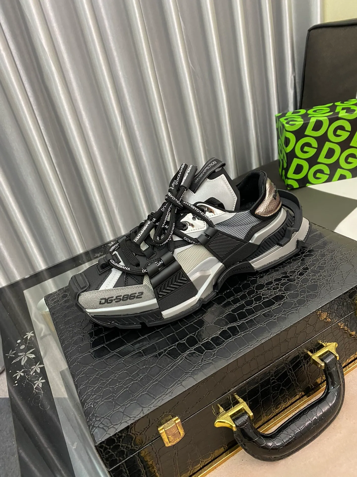 Ex-factory price 680⌚️⌚️ DOLC* & GDB*NA DG Dolce & Gabbana 2022 early spring new casual sports shoes. Daddy shoes DG’s latest development of dad shoes. This sneaker is full of technology. The entire design concept of machine armor. The uppers are all made with heavy craftsmanship. Both shoes are designed with full logos. The materials are all original imported custom fabrics. Many small accessories are made in private molds to try to be indistinguishable from the originals! ! The difference between the original 1:1 molded TPU outsole and the rubber outsole on the market! Size male 38-44